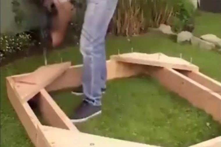 Napravio je okvir od dasaka u svom dvorištu: Njegova deca su se oduševila! (VIDEO)