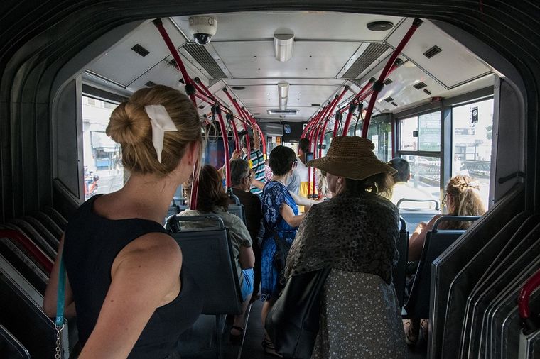 Priča iz gradskog autobusa nasmejala Srbiju: Kad se sretnu baka i urbana devojka!