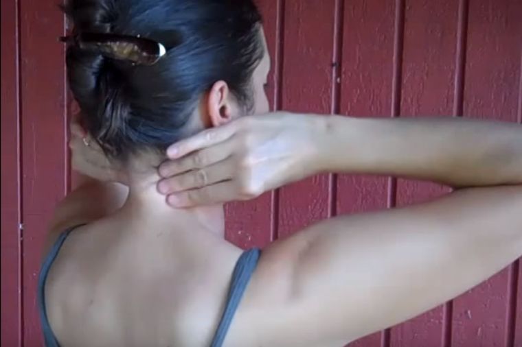 Sami izmasirajte vrat pritiskajući ove tačke: Ukočenost i bol nestaju za 5 minuta! (VIDEO)