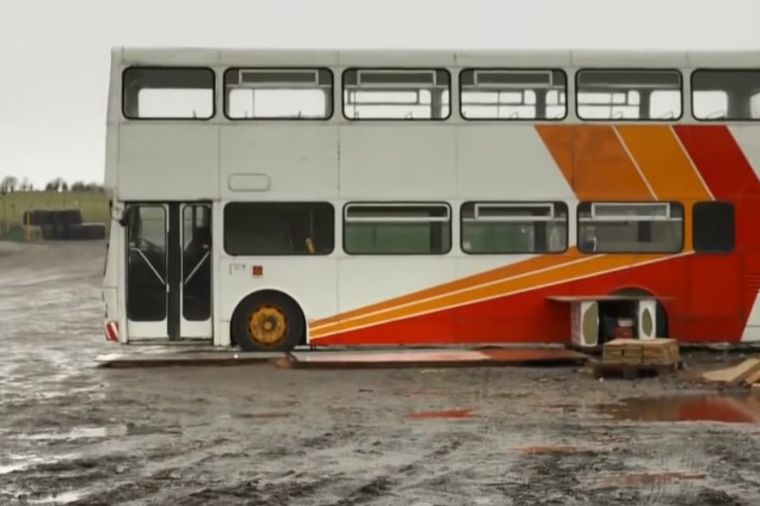 Ćerki je kupio stari autobus: Ono što je uradio sa njim zapanjilo je sve! (VIDEO)
