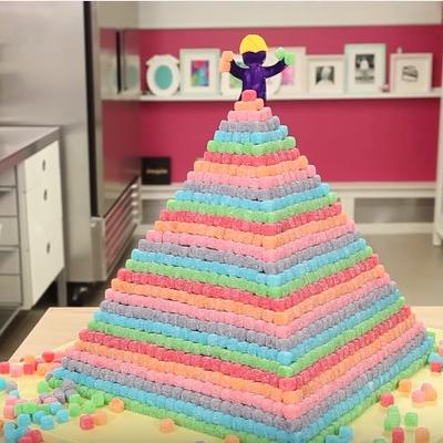 Ova piramida torta izgleda fenomenalno: Njena unutrašnjost krije iznenađenje! (VIDEO)