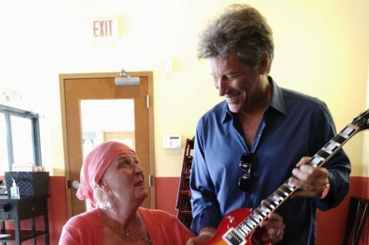U sred teške borbe sa rakom: Čuveni pevač priredio joj iznenađenje života! (FOTO)