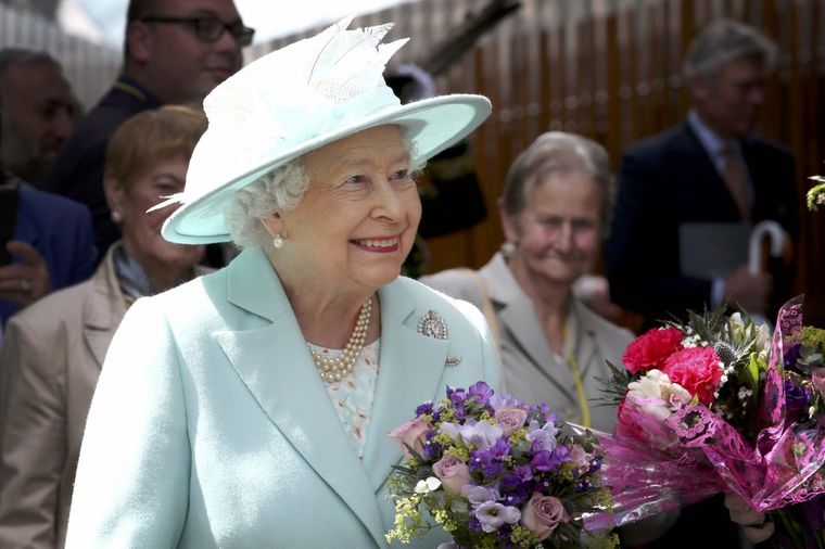 Bez njega kraljica ne može: Elizabetin omiljeni nakit, tako jednostavan, a upečatljiv! (FOTO)