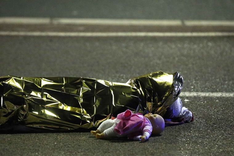 Najtužnija slika masakra u Nici: Zaplakali su i oni najtvrđeg srca! (FOTO)