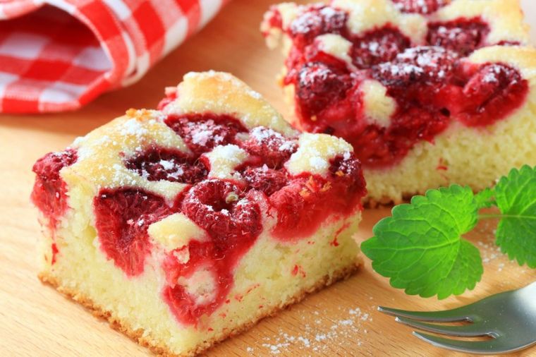 Domaći kolač sa kupinama i malinama: Lagani letnji zalogaji koji će vas očarati ukusom!(RECEPT)