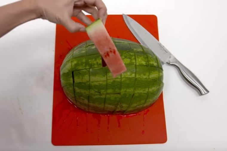 Isecite lubenicu na savršene komadiće: Trik koji morate da naučite! (VIDEO)