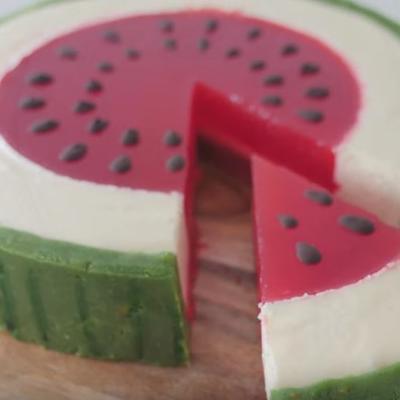 Čizkejk od lubenice: Kolač koji oduševljava izgledom i ukusom! (RECEPT, VIDEO)
