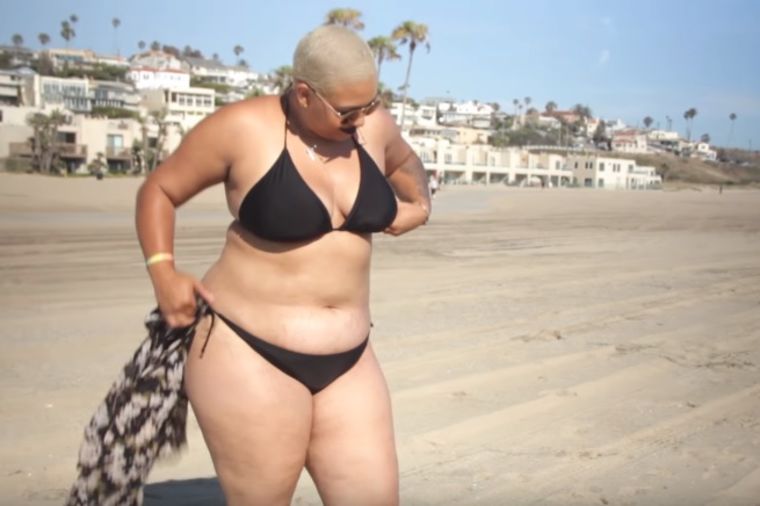 Po prvi put u životu obukla bikini na plažu: Lekcija koja joj je promenila život! (VIDEO)
