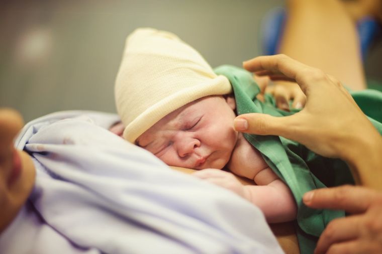 Čudo na porođaju: Beba rođena u netaknutoj posteljici (VIDEO)