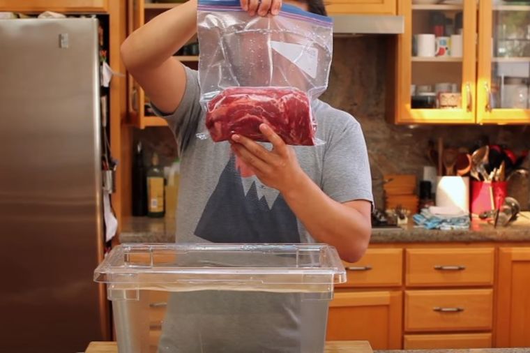 Vakumirao je meso bez ikakvog aparata: Korisna caka koju svaka domaćica treba da zna! (VIDEO)