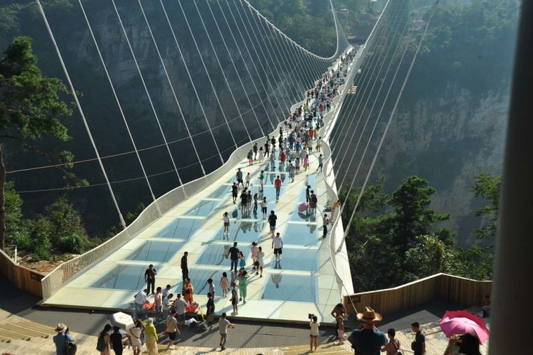 Otvoren najduži stakleni most na svetu: Prošetajte 300 metara iznad ambisa! (FOTO)