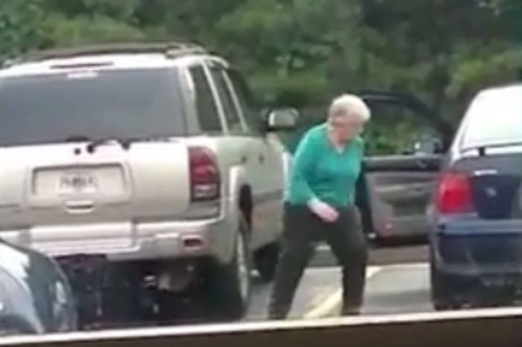 Da je znala da je neko snima, ovo sigurno ne bi uradila: Nezapamćena scena na parkingu! (VIDEO)
