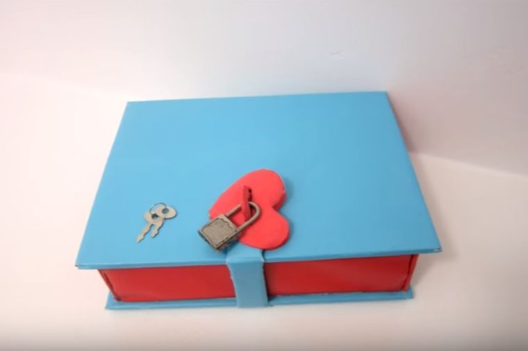 Kako da napravite kutiju za čuvanje tajni: Originalan poklon od kartona! (VIDEO)