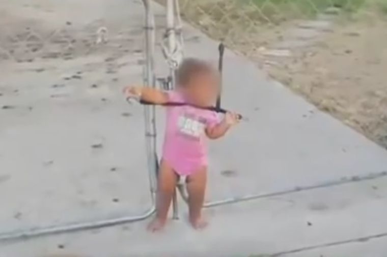 Komšija pronašao devojčicu vezanu za ogradu: Nadležni ćute, ljudi neće da se mešaju! (FOTO, VIDEO)