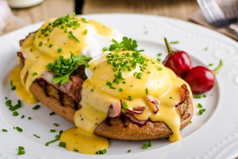 Jaja benedikt: Doručak kao iz najskupljeg hotela! (RECEPT)