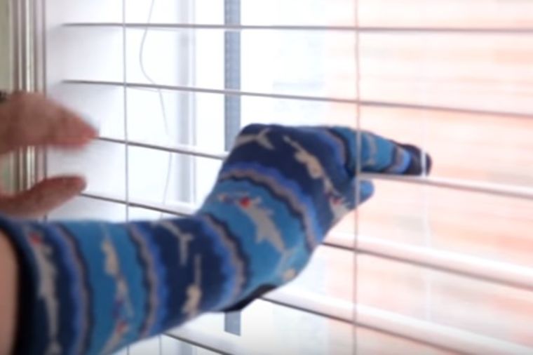 Očistila kuću uz pomoć jedne čarape: Praktična domaćica ima fenomenalan savet! (VIDEO)