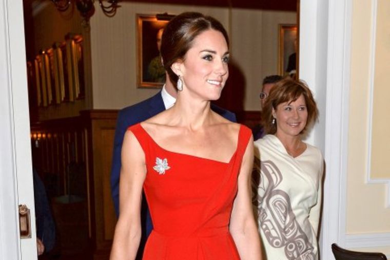 Ovako se nosi crveno na kraljevski način: Vatreno crvena u režiji kraljica i princeza!(FOTO)