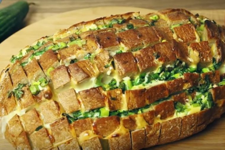 Stari hleb punjen kačkavaljem i belim lukom: Pet puta bolji od pice! (VIDEO)