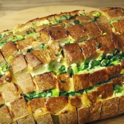 Stari hleb punjen kačkavaljem i belim lukom: Pet puta bolji od pice! (VIDEO)