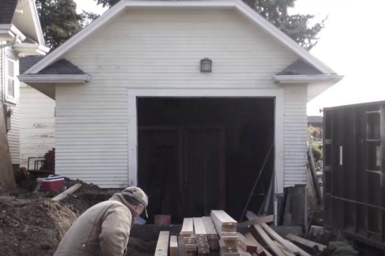 Garaži potpuno promenio namenu: Napravio neverovatan poklon za taštu! (VIDEO)