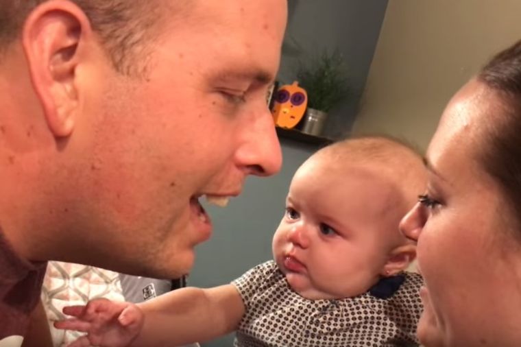 Ljubomorna beba je gledala poljubac mame i tate: Njena reakcija je nasmejala ceo svet! (VIDEO)