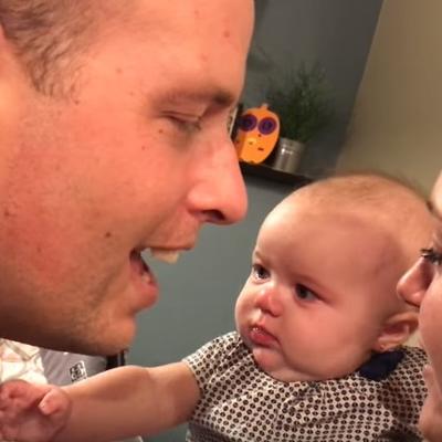 Ljubomorna beba je gledala poljubac mame i tate: Njena reakcija je nasmejala ceo svet! (VIDEO)