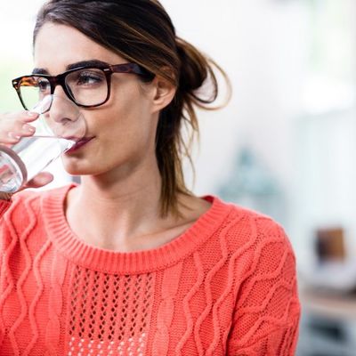 Zašto ne treba da pijete 2 litre vode dnevno: Doktor upozorava na opasan kontraefekat!