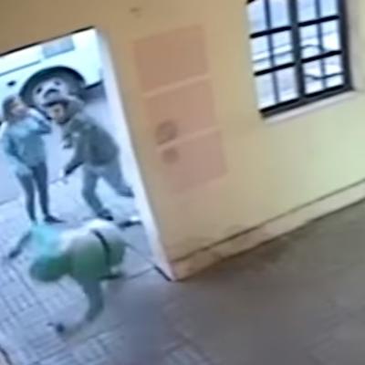 Udario devojku na sred ulice: Potez slučajnog prolaznika ceo grad pamti! (VIDEO)