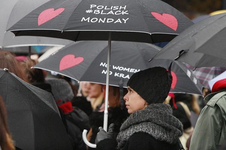 Žene u Poljskoj na nogama: Vlast brani abortus!