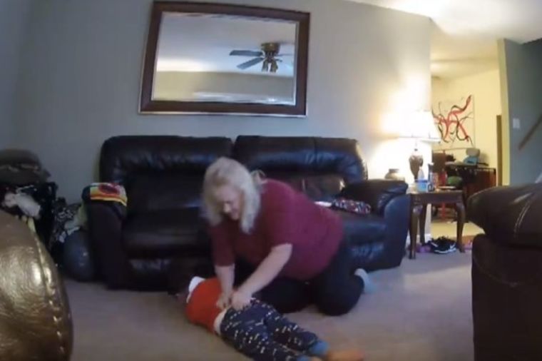 UZNEMIRUJUĆE! Majka postavila kameru da vidi kako dadilja čuva dete: Snimak je zaprepastio! (VIDEO)
