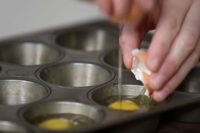 Stavio je jaja u kalup za mafine: Genijalnu caku kuvara koristićete stalno! (VIDEO)