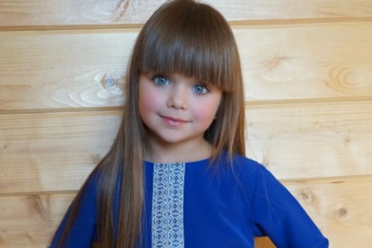 Ima samo 5 godina i nestvarno plave oči: Ceo svet poludeo za najmlađom manekenkom! (FOTO)