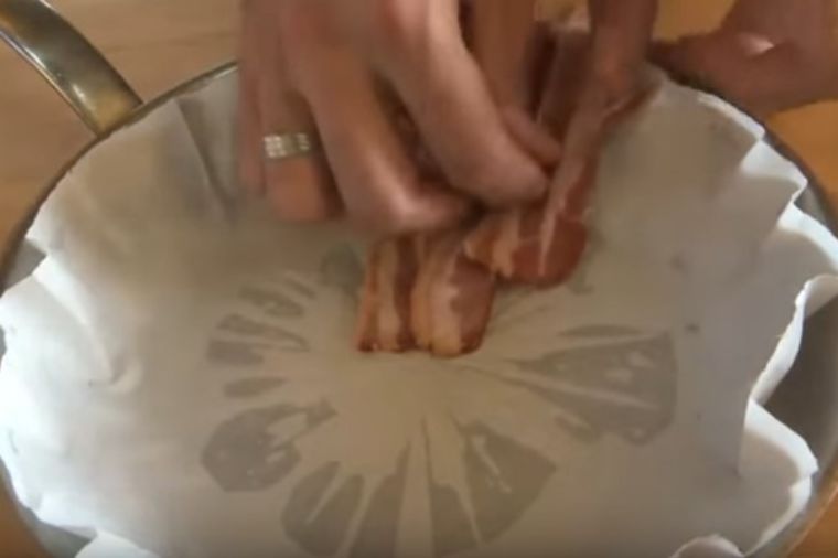 Počeo je da ređa slaninu po tiganju: Poći će vam voda na usta kada vidite šta je napravio! (VIDEO)