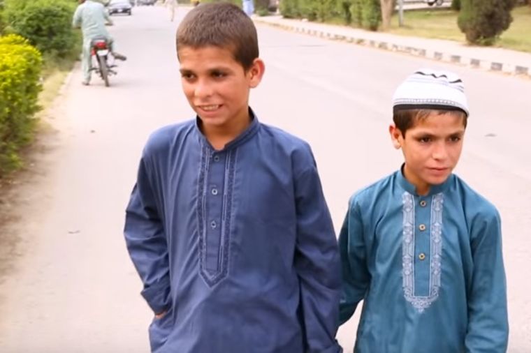 Ovi dečaci izgledaju obično, ali kao da su prokleti: Noću im se dešavaju jezive stvari! (VIDEO)
