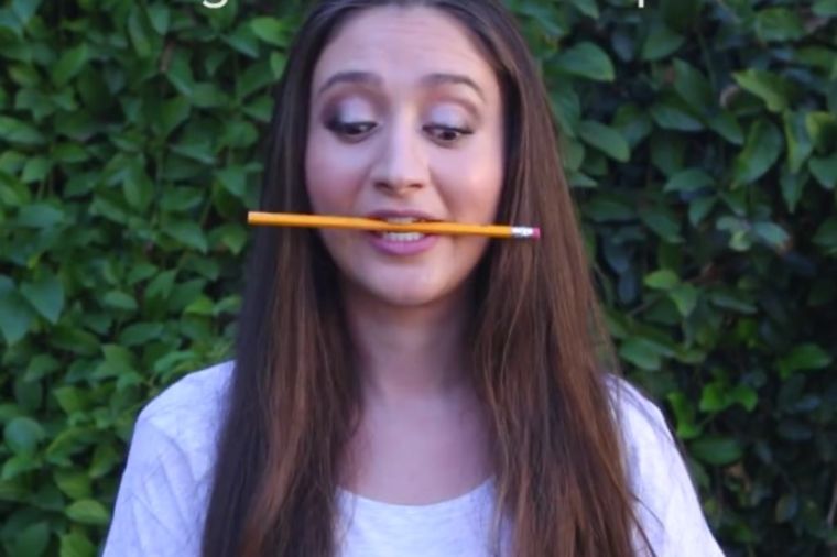 Ova žena svaki dan stavlja olovku u usta: Urnebesno, ali neophodno, evo zašto! (VIDEO)