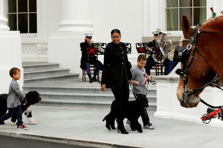 Mišel Obama priprema poslednji Božić u Beloj kući: Spektakularna jelka je već stigla! (FOTO)