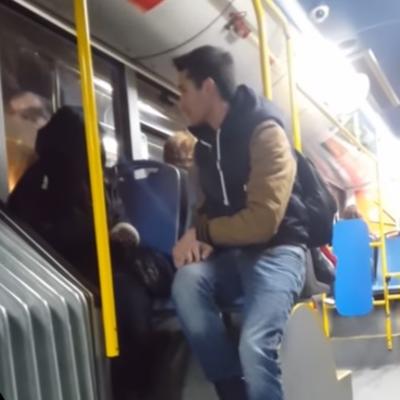 Beogradski dobrotvor: Kupio patike ženi koja prosi po autobusu! (VIDEO)