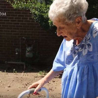 Komšije prijavile baku (90) zbog haosa u dvorištu: Šokirala se kada je otvorila vrata! (VIDEO)