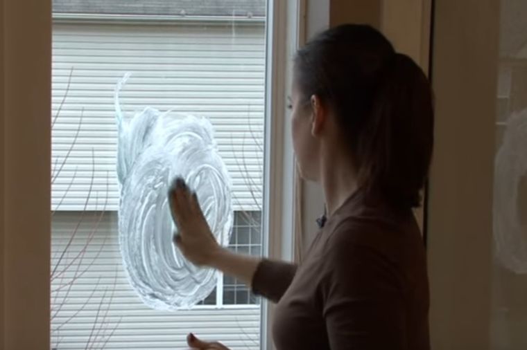 Jednom nedeljno prska penu za brijanje na prozore: Ova praktična domaćica zna šta radi! (VIDEO)