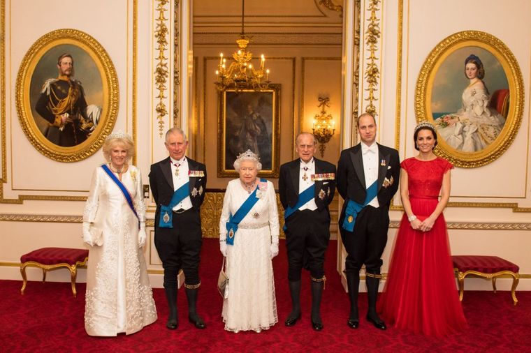 Mislite da je britanskoj kraljevskoj porodici lako? Ove obaveze moraju da ispune svakodnevno! (FOTO)