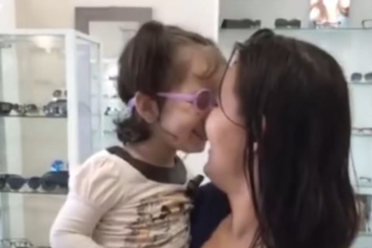 Slepa devojčica (2) prvi put ugledala mamu: Njena reakcija je neprocenjiva! (VIDEO)