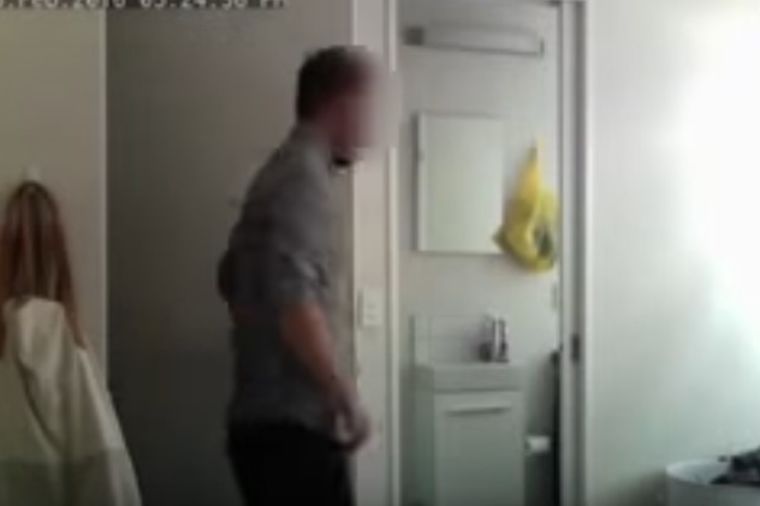 Tajno je snimila cimera u svom kupatilu: Snimak je zgrozio! (VIDEO)