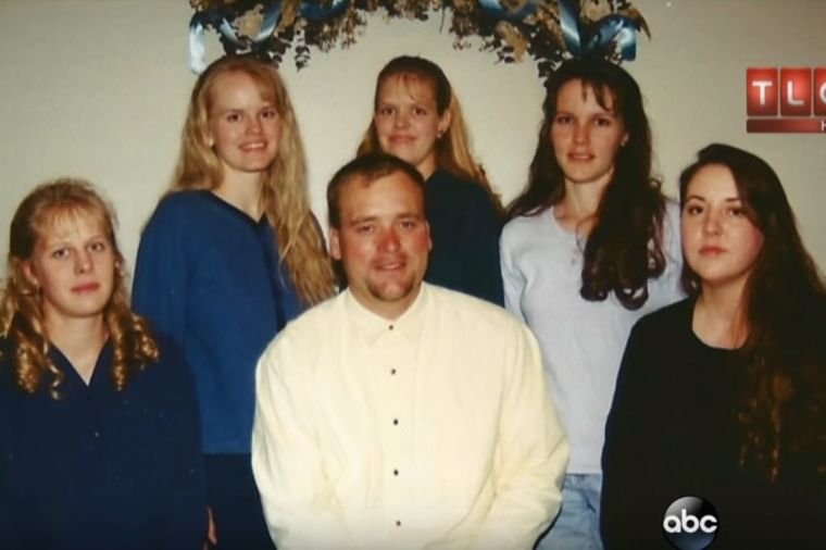 Oženio 5 žena, ima 24 dece: Ovako živi bizarna porodica od 30 članova! (VIDEO)
