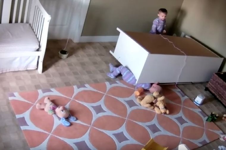 Roditelji postavili kameru u sobu blizanaca (2): Snimak im sledio krv u žilama! (VIDEO)