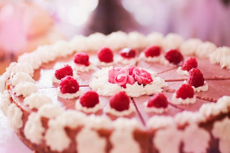 Malina rozen torta: Poslastica za sva čula! (RECEPT)