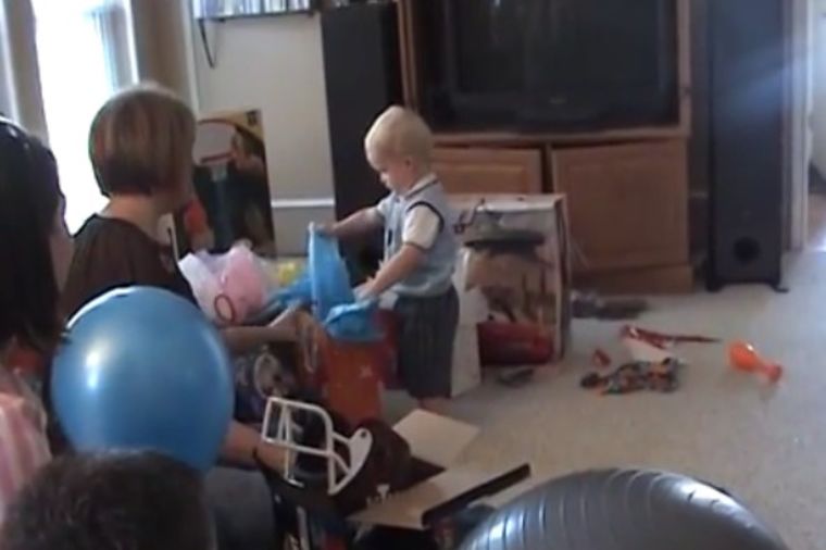 Dečak dobio poklon koji mu se ne sviđa: Njegova reakcija je legendarna! (VIDEO)