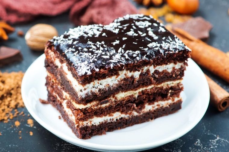 Najjeftinija čokoladna torta: Spoj ukusa koji će vas raspametiti! (RECEPT)