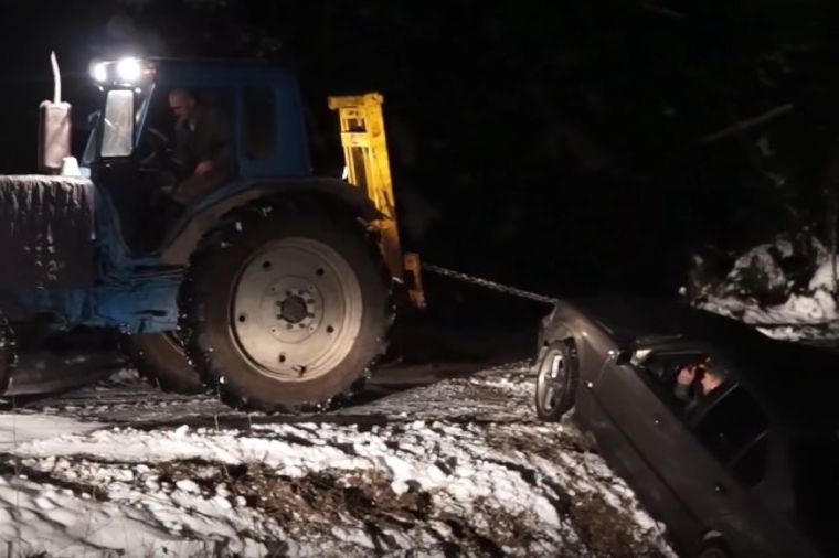 Traktorom pokušali da izvuku auto iz jarka: Za ovo što se desilo niko nije bio spreman! (VIDEO)
