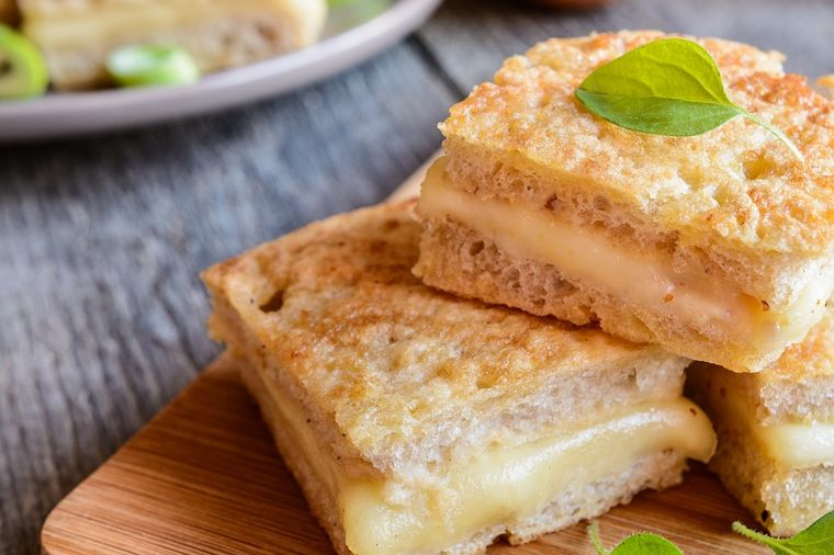 Sočne prženice iz rerne sa sirom i kajmakom: Najukusniji obrok od bajatog hleba! (RECEPT)