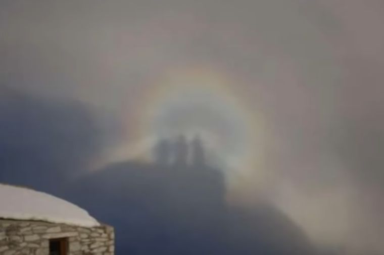 Nezapamćeno čudo na Svetoj gori: Monah snimio tri svetlosna bića u magli (FOTO)